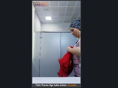 Çalıştığı yerin tuvaletinde soyunan Türbanlı olgun