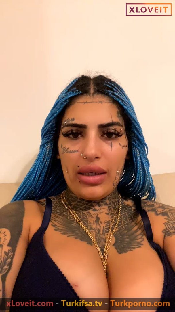 Raperin Yılmaz ifşa Meme dekolteli yayın yaptı